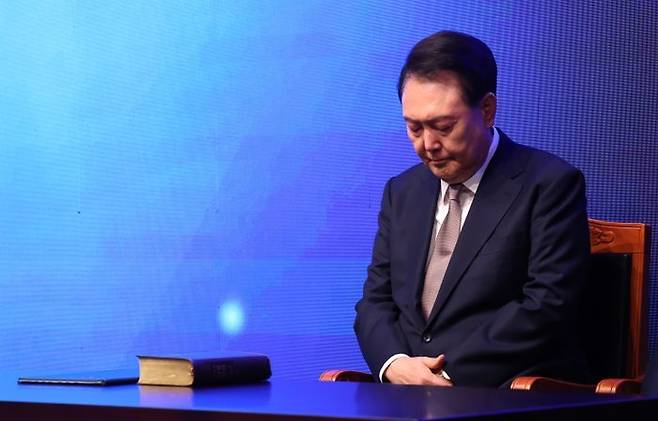 윤석열 대통령이 지난해 11월 신라호텔에서 열린 국가조찬기도회에 참석해 기도하고 있다. ⓒ뉴시스