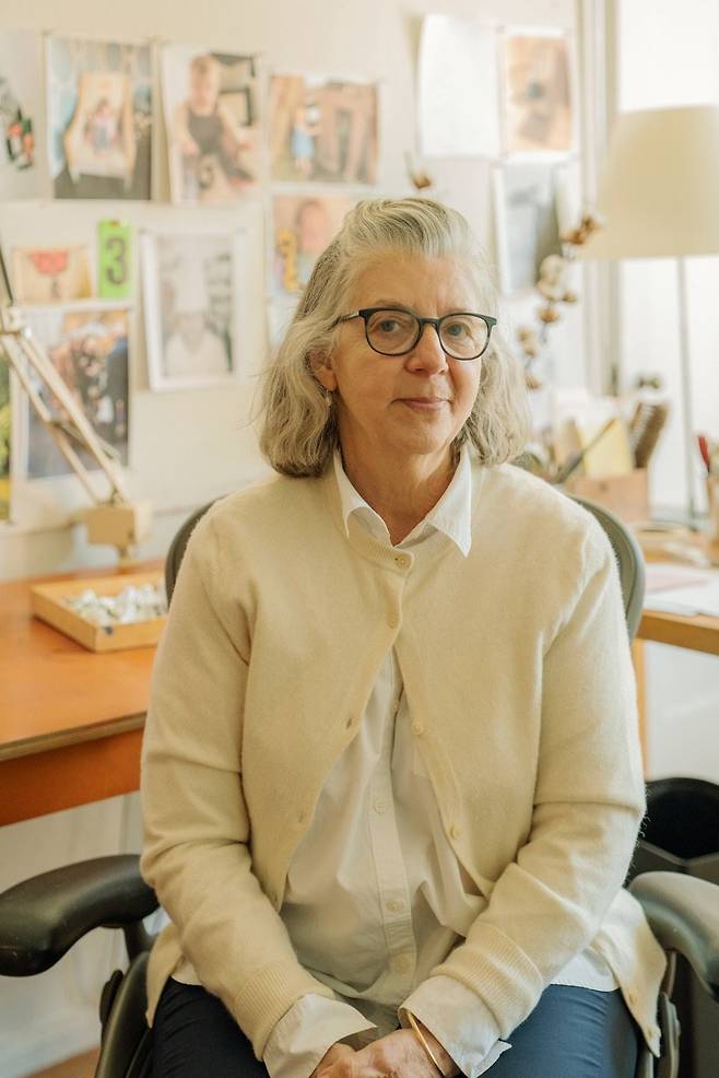 세계적인 작가이자 일러스트레이터, 디자이너인 마이라 칼만. 국내에서 첫 출간된 ‘우리가 인생에서 가진 것들’은 2022년 뉴욕타임스 ‘최고의 아트북’으로 선정됐다. ⓒ KIMISA H