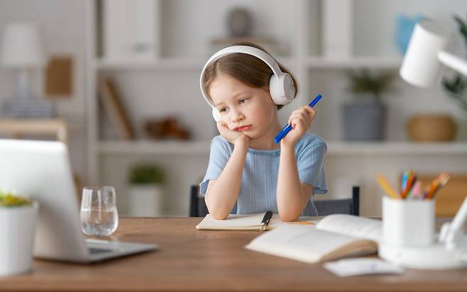 뭔가를 잘해도 주변에서 적절한 칭찬을 받지 못하고, 더 잘해야 한다는 압력을 받고 자라면 성인이 되어도 ‘난 부족한 사람’이라는 생각을 떨치기 어렵다. 게티이미지