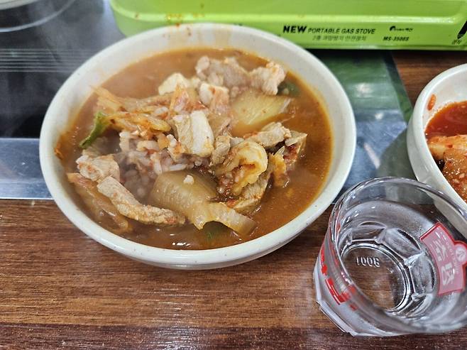 1742717817328-5.jpg 단골 식육식당 김치찌개에 혼술