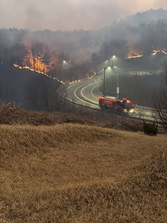 22일 발생한 울산 울주군 산불이 부산~울산 고속도로 인근으로 확산하자 소방차가 현장으로 이동하고 있다. 파이낸셜뉴스 사진DB