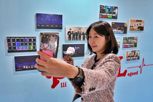 7일 서울 잠실 롯데월드몰 플레이브 팝업 스토어에서 한 여성이 휴대폰으로 기념사진을 촬영하고 있다. 롯데백화점 제공