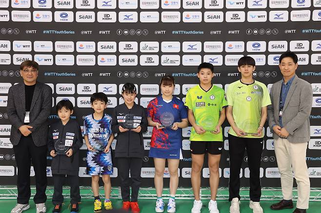 마지막 날 치러진 각 종목 우승 선수들이 시상자들과 기념 촬영을 하고 있다.   사진=대한탁구협회 제공