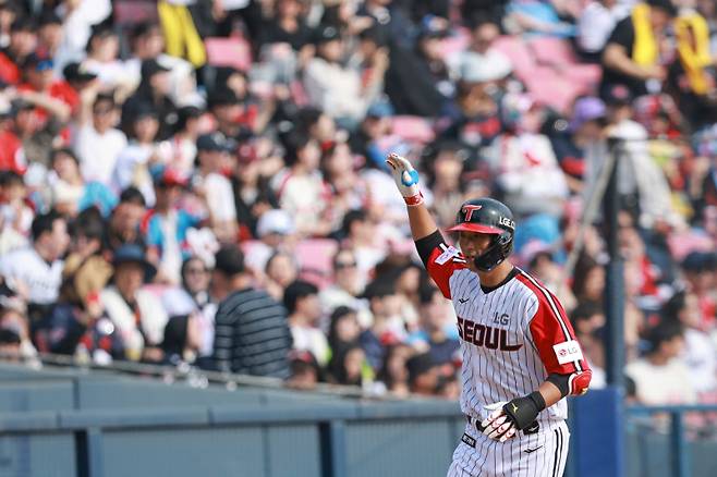 <yonhap photo-5829="">(서울=연합뉴스) 신현우 기자 = 23일 서울 잠실야구장에서 열린 프로야구 2025 신한 SOL 뱅크 KBO리그 롯데 자이언츠와 LG 트윈스의 경기. 6회말 1사 LG 송찬의가 솔로 홈런을 친 뒤 베이스를 돌고 있다.&nbsp;</yonhap>