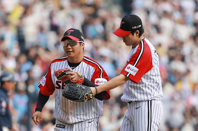 <yonhap photo-6041="">(서울=연합뉴스) 신현우 기자 = 23일 서울 잠실야구장에서 열린 프로야구 2025 신한 SOL 뱅크 KBO리그 롯데 자이언츠와 LG 트윈스의 경기. 8회초 2사 만루 롯데 손호영 타구를 잡아내며 이닝을 끝낸 LG 3루수 문보경이 더그아웃으로 향하며 투수 김진성과 글러브를 맞대고 있다.&nbsp;</yonhap>