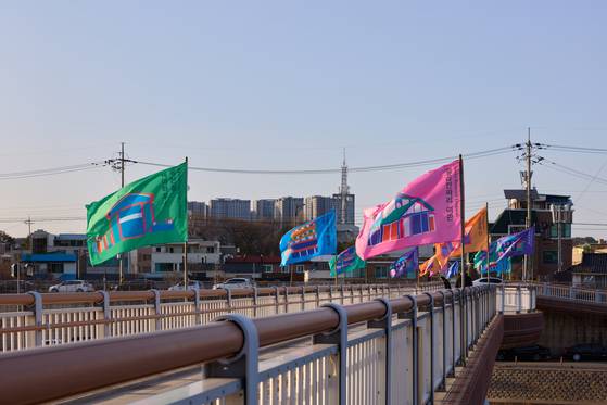 지난 14일 개막한 제3회 강릉국제아트페스티벌의 풍경. 4월 20일까지 계속된다. 강릉 창포다리에 설치된 김재현 작가의 깃발 작품 ‘플로어 맵핑’.  [사진 GIAF]