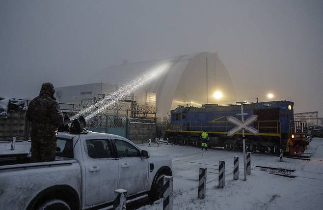 우크라이나 측 관계자들이 지난 14일 러시아 공습으로 훼손된 체르노빌 원자력발전소의 복구 작업을 하고 있다.  /EPA연합뉴스