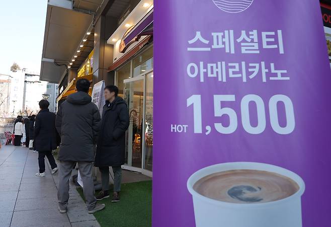 저가 커피 판매점이 밀집한 서울 종로구의 한 상가 앞으로 시민들이 걸어가고 있다. 사진=연합뉴스