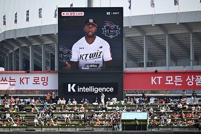KT가 ‘K intelligence’ 출시를 기념해 지난 22일 2025 KBO리그 정규시즌 개막전이 개최된 수원 KT위즈파크 AI 스타디움에서 자사 AI 기술을 선보이고 있다.   KT 제공