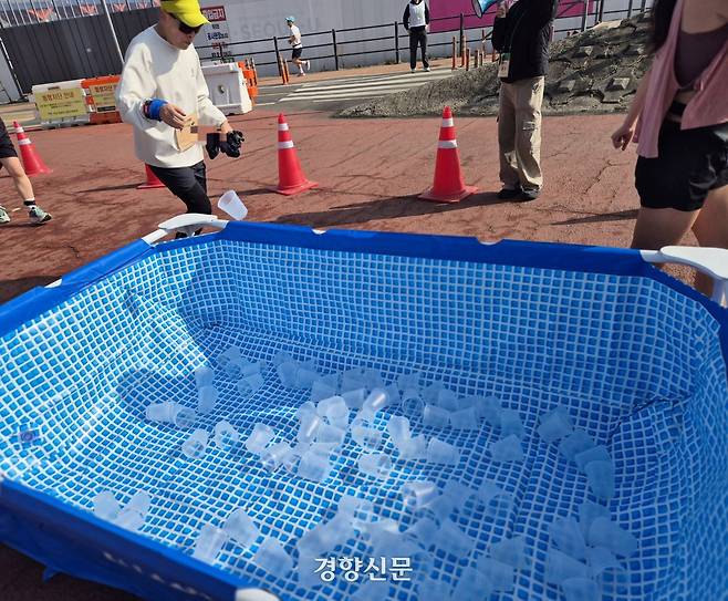 쓰레기 없는 친환경 마라톤 ‘2025 무해런’에선 일회용 종이컵 대신 다회용 컵을 사용했다. 반기웅 기자