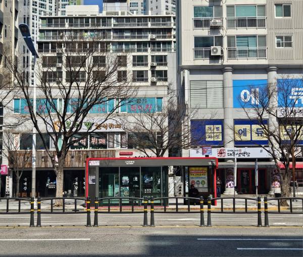 부산 동래구 사직운동장 인근에 설치된 스마트 버스정류장. 동래구 제공