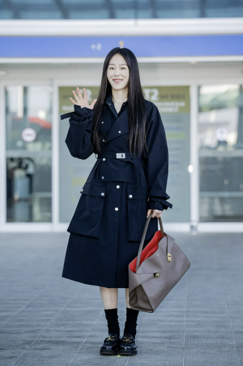Actor Seo Hyun-jin with Ferragamo's Hug Bag (Ferragamo)