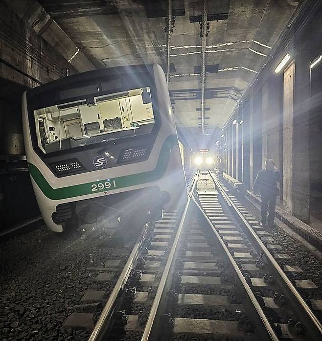 A train car for Seoul Metro's Line No. 2 derailed at Sindorim Station in western Seoul on March 23. [YONHAP]