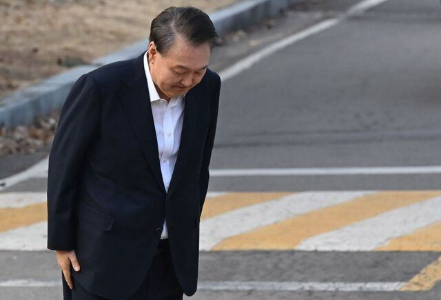 윤석열 대통령이 지난 8일 경기도 의왕시 서울구치소를 나서며 차량에서 내려 허리를 굽혀 인사하는 모습. 의왕=이한형 기자