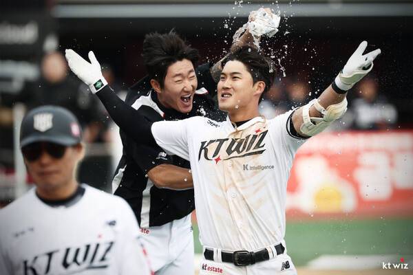 23일 수원 KT위즈파크에서 열린 ‘2025 신한 SOL Bank KBO리그’ 한화 이글스와 홈 개막 2차전서 11회말 KT 위즈 배정대가 끝내기 안타를 친 뒤 동료들의 축하를 받고 있다. KT 위즈 제공