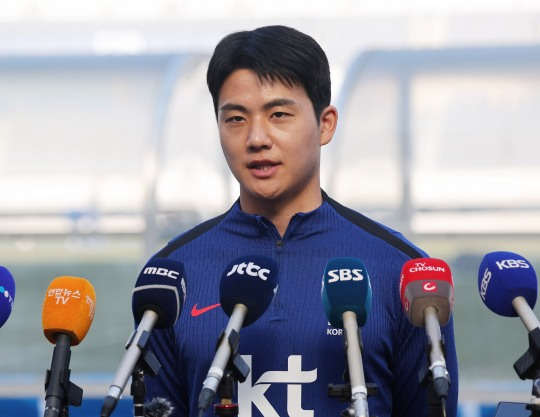 질문에 답하는 설영우. 사진[연합뉴스]