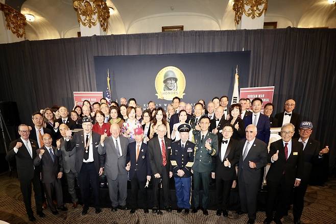 21일 오후(현지시간) 미국 워싱턴 DC 메이플라워호텔에서 열린 ‘한국전 참전용사 후원의 밤’ 행사에서 참석자들이 기념사진을 찍고 있다. [사진제공 KMVMF]