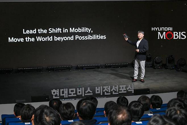 지난 13일 현대모비스가 경기 용인 기술연구소에서 연 비전선포식에서 이규석 사장이 발표하고 있다. 현대모비스