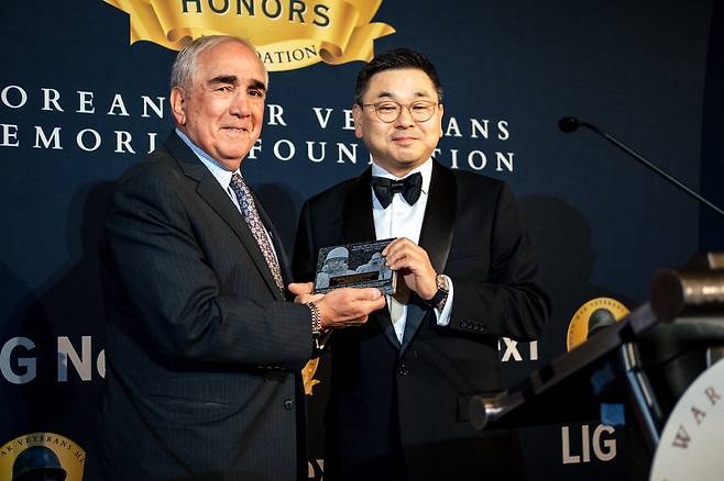 구본상 LIG 회장(오른쪽)과 한국전참전용사기념재단(KWVMF) 이사장인 존 틸럴리 전 주한미군사령관. KWVMF