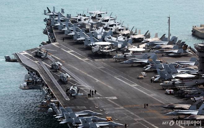 [부산=뉴시스] 하경민 기자 = 한미 연합훈련인 '자유의 방패'(Freedom Shield·10~20일) 연습 시행이 예고된 가운데 7일 부산 남구 해군작전사령부 부산작전기지에서 미국 해군의 니미츠급(10만t급) 핵추진 항공모함 '칼빈슨함'(CVN-70)이 출항하고 있다. 2025.03.07. yulnetphoto@newsis.com /사진=하경민