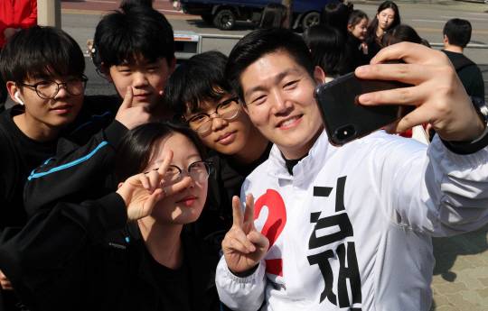 김재섭 의원이 지난해 제22대 국회의원선거 당시 선거운동을 나서 학생들과 사진을 찍고 있다. 뉴시스