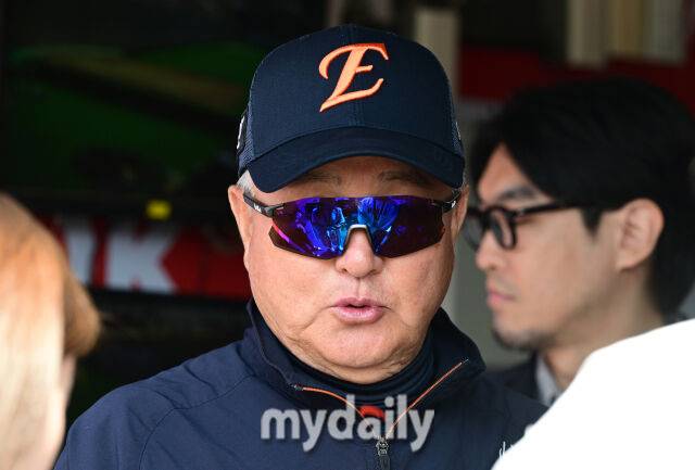 2025년 3월 22일 오후 경기도 수원KT위즈파크에서 '2025 신한 SOL뱅크 KBO 리그' 한화 이글스와 KT 위즈의 경기.한화 김경문 감독이 경기 전 취재진들과 이야기를 나누고 있다./수원=유진형 기자