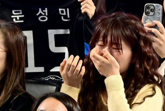 문성민 응원가를 들으며 눈물 흘리는 팬들 / 한국배구연맹(KOVO)