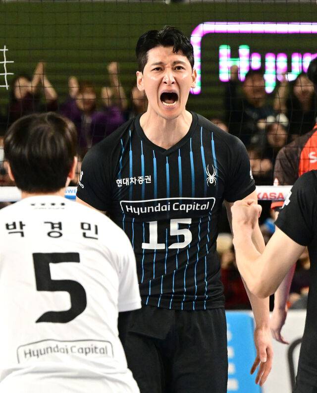 현대캐피탈 문성민이 득점에 성공한 뒤 포효하고 있다 / 한국배구연맹(KOVO)
