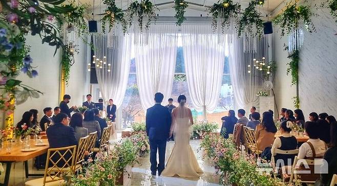 [포항=뉴시스] 송종욱 기자 = 포항시 올해 작은 결혼식 1호 커플이 탄생했다. 사진은 지난 1일 스튜디오 루다에서 열린 작은 결혼식 모습. (사진=포항시 제공) 2025.03.03. photo@newsis.com