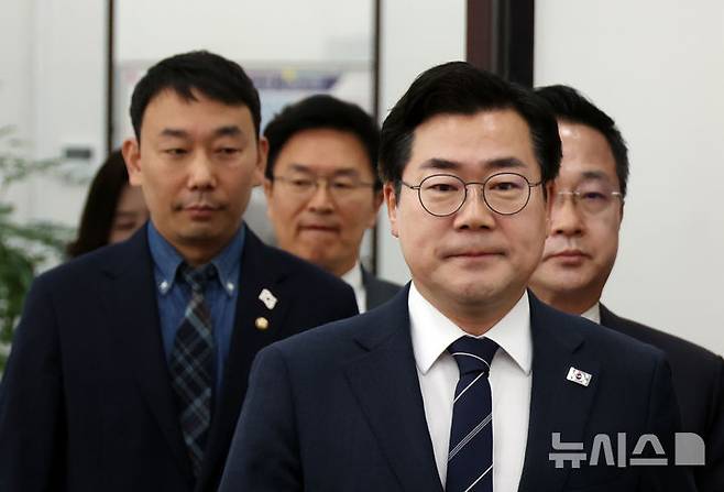 [서울=뉴시스] 고승민 기자 = 박찬대 더불어민주당 원내대표 등 원내지도부 의원들이 23일 서울 여의도 국회에서 현안 기자간담회를 하기 위해 회의실로 향하고 있다. 2025.03.23. kkssmm99@newsis.com