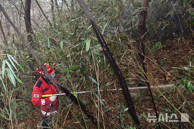 [산청=뉴시스] 차용현 기자 = 23일 오전 경남 산청군에서 발생한 대형 산불이 3일째 이어지고 있는 가운데 산청군 산불전문진화대 홍구탁 대장과 대원들이 진화작업을 펼치고 있다. 2025.03.23. con@newsis.com