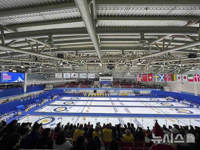 [의정부=뉴시스] 김근수 기자 = 15일 경기 의정부빙상장에서 2025 LGT 세계여자컬링선수권대회 개회식이 열리고 있다.  2025.03.15. ks@newsis.com