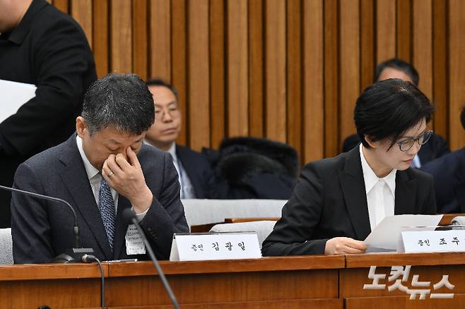 김광일 홈플러스 대표이사 겸 MBK 부회장이 18일 국회에서 열린 정무위원회 홈플러스 기업회생절차에 대한 현안 질의에서 얼굴을 만지고 있다. 윤창원 기자