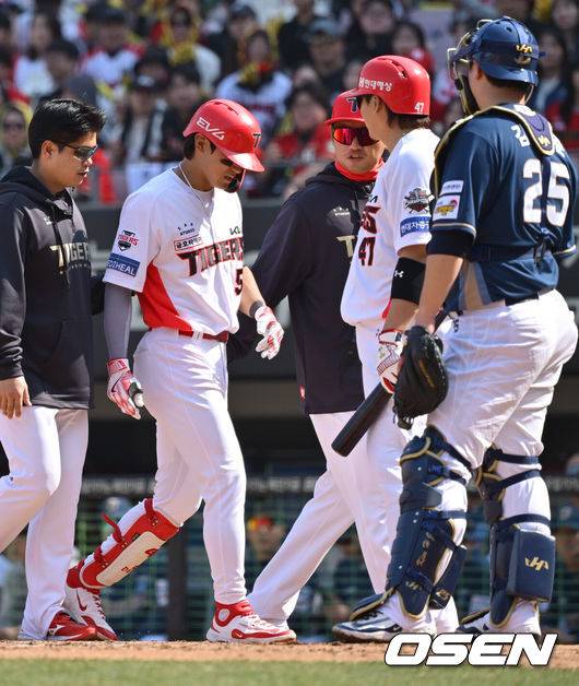 [OSEN=광주, 조은정 기자]22일 광주KIA챔피언스필드에서 2025 신한 SOL Bank KBO리그 KIA 타이거즈와 NC 다이노스의 개막전이 열렸다. 3회말 1사 KIA 김도영이 안타를 날린 후 햄스트링 통증을 호소하며 윤도현으로 교체됐다. 2025.03.22 /cej@osen.co.kr