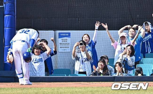 [OSEN=대구, 이석우 기자] 22일 대구삼성라이온즈파크에서 2025 신한 SOL 뱅크 KBO 리그 삼성 라이온즈와 키움 히어로즈의 경기가 열렸다. 홈팀 삼성은 후라도가 방문팀 키움은 로젠버그가 선발 출전했다. 삼성 라이온즈 김헌곤이 2회말 1사 좌월 솔로 홈런을 치고 팬들에게 인사를 하고 있다. 2025.03.22 / foto0307@osen.co.kr