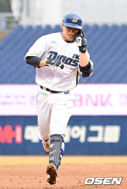 [OSEN=창원, 김성락 기자] 김경문 감독이 이끄는 프로야구 한화 이글스가 시범경기 4연승을 질주했다.&nbsp;한화는 16일 창원NC파크에서 열린 NC 다이노스와의 원정 경기에서 7회 5-3&nbsp;강우 콜드게임 승리를 장식했다.7회말 2사 2루 NC 신용석이 추격의 2점 홈런을 날린 뒤 그라운드를 돌고 있다. 2025.03.16 / ksl0919@osen.co.kr