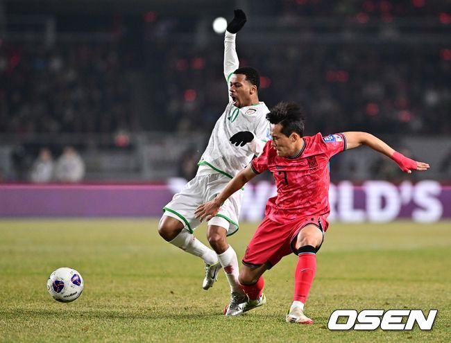 [OSEN=고양, 조은정 기자]20일 오후 경기도 고양종합운동장에서 2026 국제축구연맹(FIFA) 북중미 월드컵 아시아지역 3차 예선 B조 7차전 한국과 오만의 경기가 열렸다.승점 14점(4승 2무)으로 B조 1위를 유지하고 있는 한국이 오만전과 25일 예정된 요르단전에서 모두 승리해 승점 6점을 얻어낸다면, 6월 예정된 이라크, 쿠웨이트와 경기 결과와 상관없이 11회 연속 월드컵 본선 진출을  확정 짓는다. 전반 한국 이태석이 오만 공을 스틸하고 있다. 2025.03.20 /cej@osen.co.kr