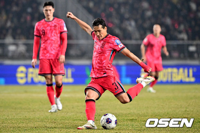 [OSEN=고양, 조은정 기자]대한민국 대표팀이 홈에서 오만에 1-1로 비겼다. 홍명보(56) 감독이 이끄는 한국 축구 대표팀은 20일 오후 8시 고양종합운동장에서 열린 2026 국제축구연맹(FIFA) 북중미 월드컵 아시아지역 3차 예선 B조 7차전 오만과 맞대결을 치러 1-1로 비겼다.후반 한국 이태석이 슛을 시도하고 있다. 2025.03.20 /cej@osen.co.kr