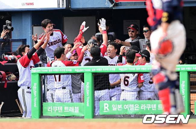 [OSEN=잠실, 지형준 기자] 23일 오후 서울 잠실야구장에서 2025 신한 SOL Bank KBO리그 LG 트윈스와 롯데 자이언츠의 경기가 열렸다.이날 LG는 손주영, 롯데는 박세웅을 선발로 내세웠다.5회말 2사에서 LG 오스틴이 좌월 솔로포를 날리며 기뻐하고 있다. 2025.03.23 / jpnews@osen.co.kr