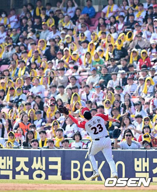 [OSEN=잠실, 지형준 기자] 23일 오후 서울 잠실야구장에서 2025 신한 SOL Bank KBO리그 LG 트윈스와 롯데 자이언츠의 경기가 열렸다.이날 LG는 손주영, 롯데는 박세웅을 선발로 내세웠다.3회초 2사 1루에서 LG 오스틴이 롯데 윤동희의 1루 파울 플라이 타구를 처리하고 있다. 2025.03.23 / jpnews@osen.co.kr