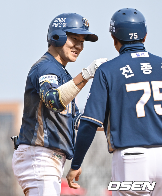 [OSEN=광주, 조은정 기자]23일 광주KIA챔피언스필드에서 2025 신한 SOL Bank KBO리그 KIA 타이거즈와 NC 다이노스의 경기가 열렸다.홈팀 KIA는 양현종을, 원정팀 NC는 라일리를 선발 투수로 내세웠다.4회초 2사 1,2루 NC 박민우가 다시 앞서가는 2타점 3루타를 날린 뒤 기뻐하고 있다. 2025.03.23 /cej@osen.co.kr