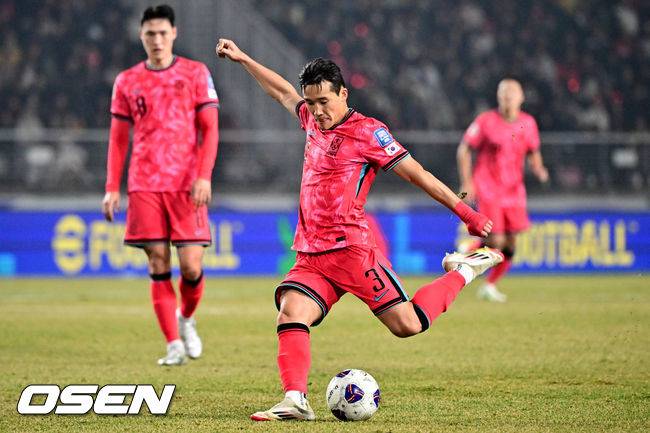 [OSEN=고양, 조은정 기자]대한민국 대표팀이 홈에서 오만에 1-1로 비겼다. 홍명보(56) 감독이 이끄는 한국 축구 대표팀은 20일 오후 8시 고양종합운동장에서 열린 2026 국제축구연맹(FIFA) 북중미 월드컵 아시아지역 3차 예선 B조 7차전 오만과 맞대결을 치러 1-1로 비겼다.후반 한국 이태석이 슛을 시도하고 있다. 2025.03.20 /cej@osen.co.kr