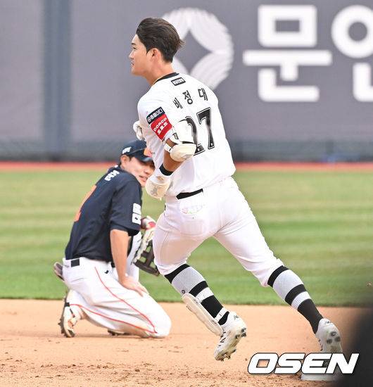 [OSEN=수원, 박준형 기자] 역시 끝내주는 사나이는 달랐다.프로야구 KT 위즈는 23일 수원KT위즈파크에서 열린 2025 신한 SOL뱅크 KBO리그 한화 이글스와의 시즌 2차전에서 연장 11회 접전 끝 5-4 끝내기승리를 거뒀다.&nbsp;연장11회말 KT 배정대가 끝내기 안타를 날리고 있다.    2025.03.23 / soul1014@osen.co.kr