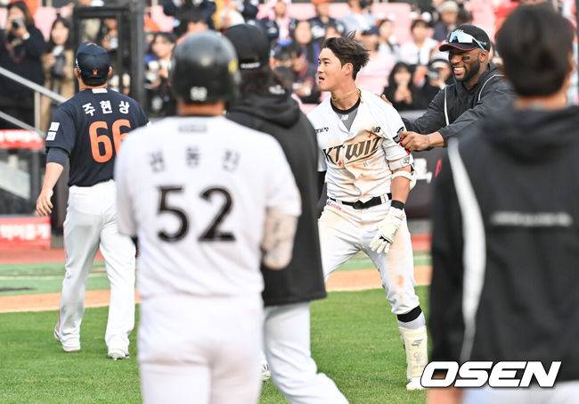 [OSEN=수원, 박준형 기자] 역시 끝내주는 사나이는 달랐다.프로야구 KT 위즈는 23일 수원KT위즈파크에서 열린 2025 신한 SOL뱅크 KBO리그 한화 이글스와의 시즌 2차전에서 연장 11회 접전 끝 5-4 끝내기승리를 거뒀다.&nbsp;연장11회말 KT 배정대가 끝내기 안타를 날리고 기뻐하고 있다.    2025.03.23 / soul1014@osen.co.kr