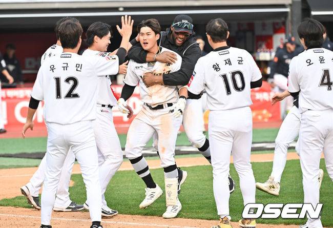 [OSEN=수원, 박준형 기자] 역시 끝내주는 사나이는 달랐다.프로야구 KT 위즈는 23일 수원KT위즈파크에서 열린 2025 신한 SOL뱅크 KBO리그 한화 이글스와의 시즌 2차전에서 연장 11회 접전 끝 5-4 끝내기승리를 거뒀다.&nbsp;연장11회말 끝내기 안타를 날린 KT 배정대가 동료들과 기뻐하고 있다.    2025.03.23 / soul1014@osen.co.kr