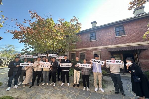 지난해 10월 충남 논산시가 주최한 미혼남녀 만남행사 ‘나도 솔로’에서 커플매칭에 성공한 참가자들이 기념사진을 찍고 있다. 논산시 제공