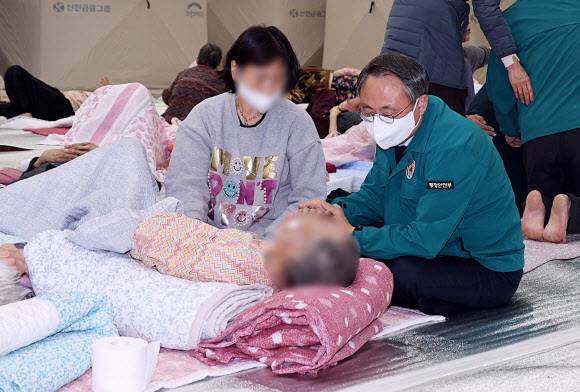 행정안전부 장관 직무대행인 고기동 행정안전부 차관이 23일 경북 의성체육관에 마련된 주민대피소에서 일시대피 주민들을 격려하고 있다. 연합뉴스