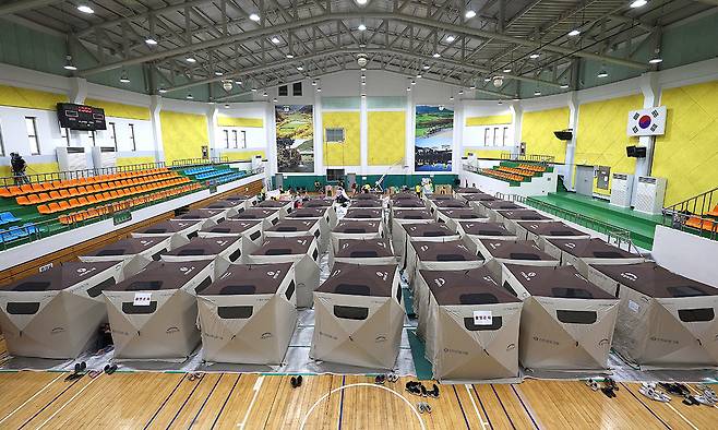 경북 의성군 대형 산불 발생 이틀째인 23일 의성체육관에 설치된 텐트에서 이재민들이 휴식을 취하고 있다. 연합뉴스