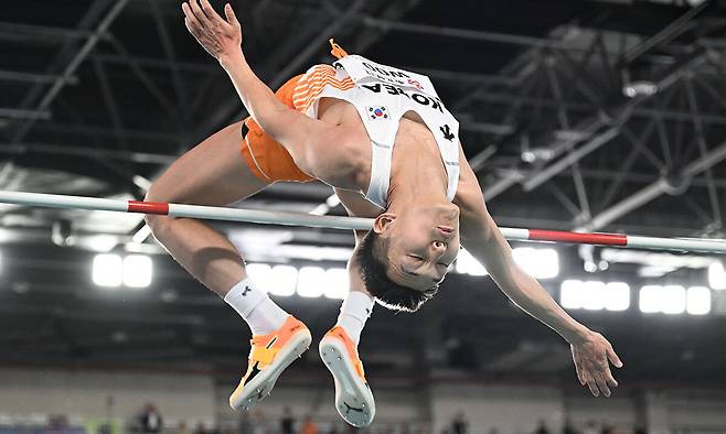 우상혁이 지난 21일 중국 난징의 유스올림픽스포츠파크에서 열린 2025 세계실내선수권 남자 높이뛰기 결선에서 경기를 치르고 있다. 난징=신화통신연합뉴스