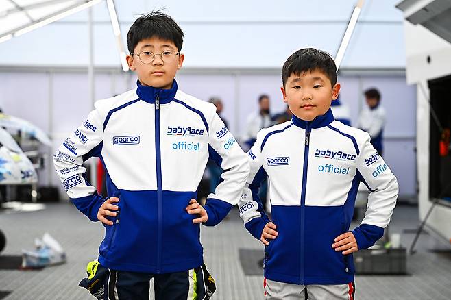 포즈를 취하고 있는 윤이삭(루체모터스포츠/아름초5)과 윤다니엘(루체모터스포츠/아름초3)
